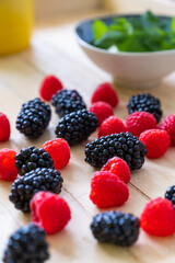 Himbeeren und Brombeeren Frühstück