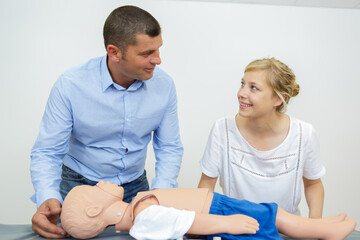 Obraz premium woman and man during first aid training