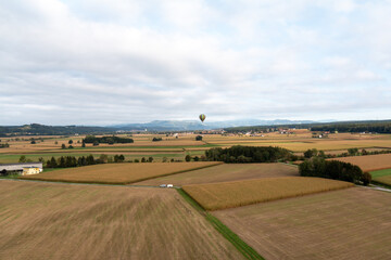 Obraz premium Balloon in the air over the landscape