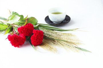 秋の花　鶏頭とすすきの花束と緑茶