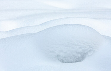 Winter: weisse D&uuml;nenlandschaft aus Schnee als Hintergrund