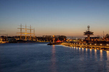 Naklejka premium Nächtlicher Hafen in Travemünde mit der Viermastbark Passat