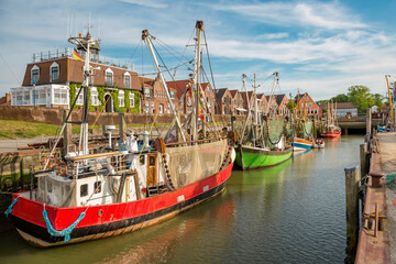 Hafen von Neuharlingersiel mit farbenfrohen Kuttern