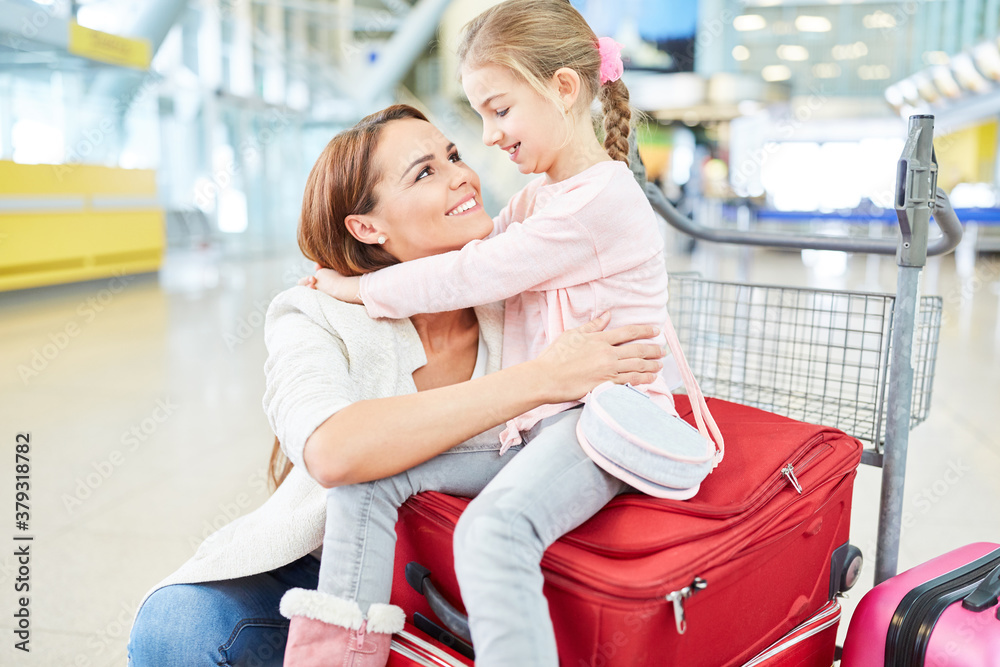 Wall mural Mutter und Tochter im Flughafen Terminal