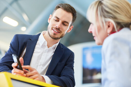 Passagier mit Smartphone beim Check-In