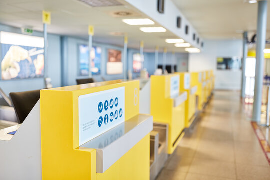 Reihe leerer Check-In Schalter im Flughafen Terminal