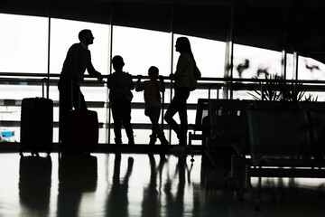 Familie wartet in der Flughafen Ruhezone auf ihren Flug