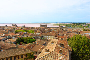 Vue sur la ville d'aigues mortes avec les salines dans le fond 