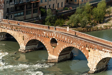 Obraz premium Ponte Pietra (Stone bridge), I century B.C. The oldest Roman monument in Verona, UNESCO world heritage site, and the river Adige, Veneto, Italy, Europe