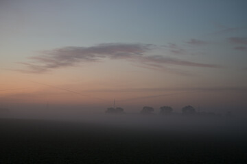 Obraz premium Sonnenaufgang Herbst und Morgennebel