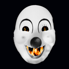 Maschera da clown con fiamme in bocca e negli occhi.