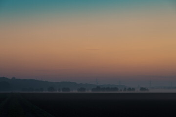 Sonnenaufgang Herbst und Morgennebel