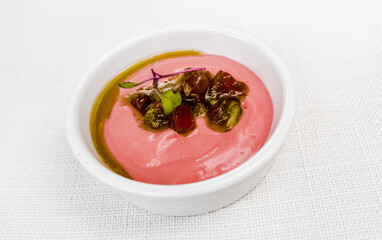 Mise en bouche, velouté de betteraves, tomates ananas