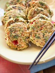 한국의 음식 동그랑땡과 간장과 김치