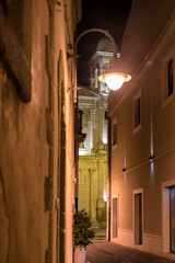 Enge Gasse in der Altstadt von Augusta auf Sizilien bei Nacht