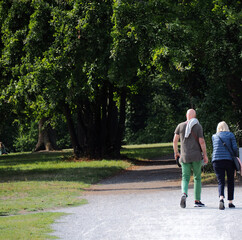 Seniorenpaar geht spazieren