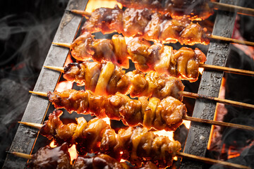 日本の焼鳥屋で焼鳥を焼く