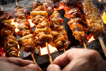 日本の焼鳥屋で焼鳥を焼く