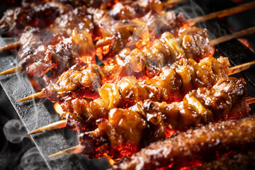 日本の焼鳥屋で焼鳥を焼く