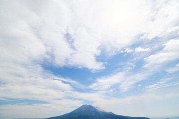 真ん中に桜島の頭が見えている広大な空