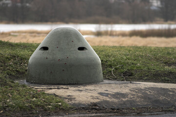 kopuła obserwacyjna poniemieckiego bunkra położonego nad rzeką Odrą © qrrr
