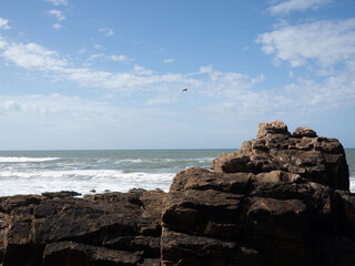 rocher sur mer avec vagues
