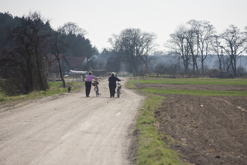 Wiejska nieutwardzona ppiaszczysta droga © qrrr
