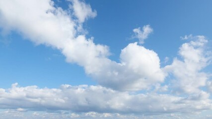 青空 流れる雲 こちらに向かってくる - Powered by Adobe