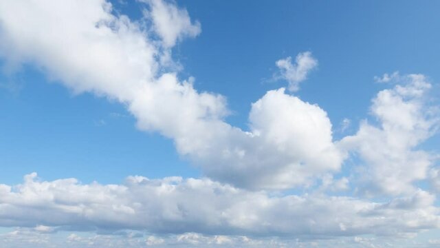 青空 流れる雲 こちらに向かってくる
