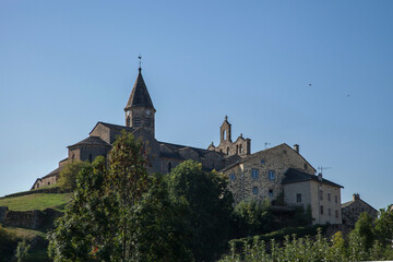 Fototapeta na wymiar L'église de Saint-Julien Chapteuil (Haute-Loire) perchée sur une colline