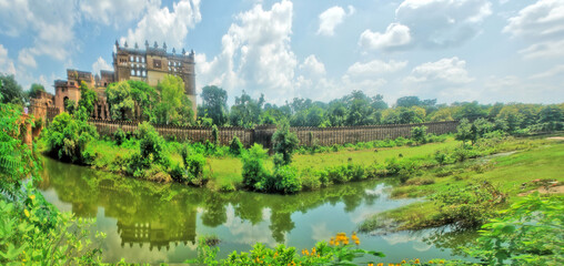 Fototapeta na wymiar Orchha Fort Jahangir Mahal, ancient ruins in India wiev from distance