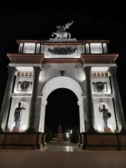 Fototapeta na wymiar Триумфальная арка (Курск)