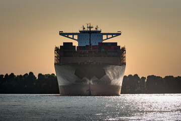 Turning manoeuvre at sunset of a container ship © Jonas Weinitschke