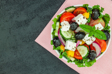 Green salad with tomato and fresh vegetables
