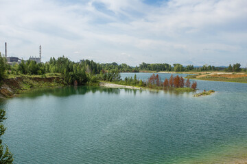 Obraz premium Flooded open pit quarry with blue water lake