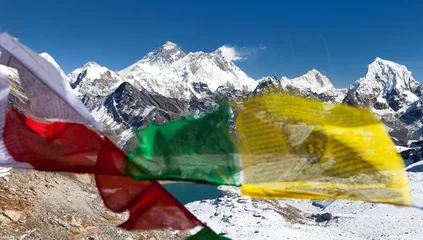 Papier Peint photo autocollant Makalu Mount Everest, Lhotse and Makalu with buddhist prayer flags