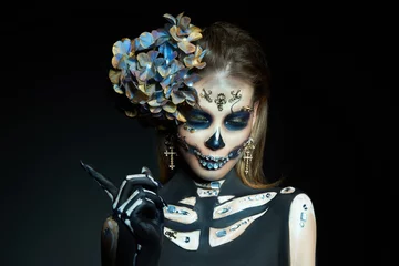 Halloween-Schönheitsskelett-Frauen-Make-upgesicht. Mädchentod Halloween-Kostüm. Tag der Toten. Charmante und gefährliche Calavera Catrina © angel_nt