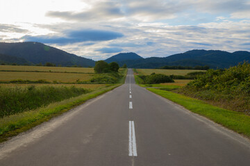 どこまでも続く直線道路