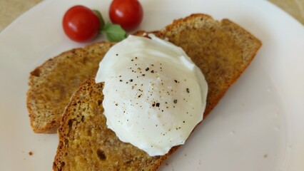 Poached egg on toast