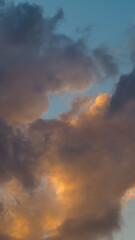 Fototapeta na wymiar Crépuscule romantique, ciel composé de quelques cumulus fractus se disloquant avec la venue de la nuit