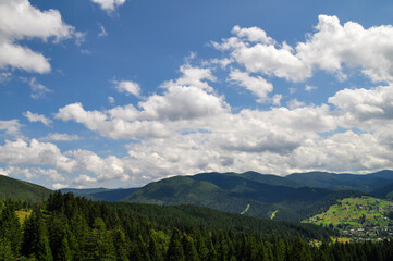 Naklejka premium beautiful mountain landscape with colorful bright clouds and sunshine in the sky, fantastic outdoor background