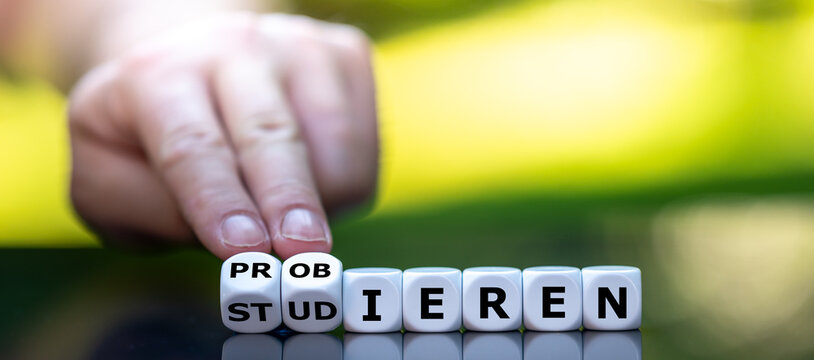 Probieren statt studieren. Hand dreht W&uuml;rfel und &auml;ndert den Ausdruck "studieren" in "probieren".