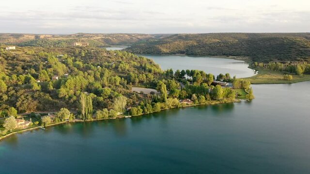 Volando la laguna del rey y la colagada, espectaculares lagunas de las lagunas de ruidera, Espa&ntilde;a.