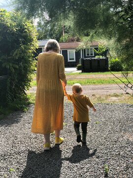 Mormor med barnebarn. 