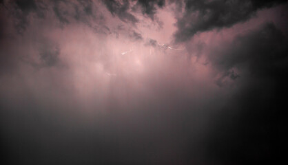 Fototapeta premium Blitzlichter in den Wolken am Himmel