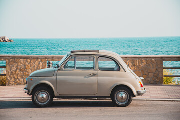 Fototapeta na wymiar vintage car on the beach
