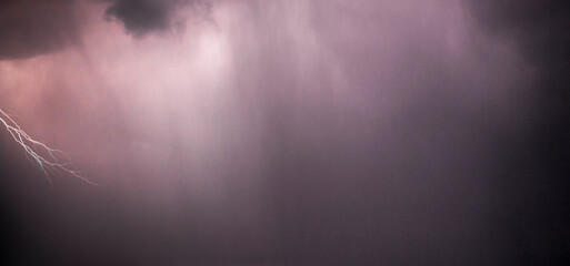 Blitzlichter in den Wolken am Himmel