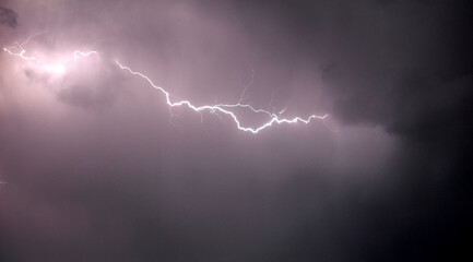 Blitzlichter in den Wolken am Himmel