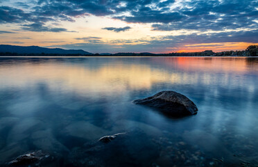  Bodensee zur blauen Stunde mit schöner Wolkenstimmung 	