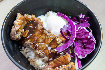 A bowl of beef slices and red cabbage.